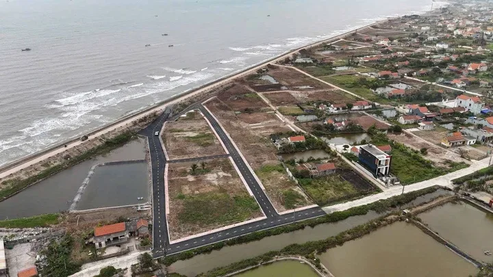 ĐẤT BIỂN QUẤT LÂM – GIÁ CHỈ NHỈNH 1.5 TỶ
Cơ hội hiếm cho nhà đầu tư đón sóng bất động sản biển Nam Định 
👉Vị trí: sát bãi tắm biển của tập đoàn, liền kề khu nghỉ dưỡng
Nằm ngay trung tâm khu du lịch – cực phù hợp làm homestay, khách sạn mini
👉Giao Thủ