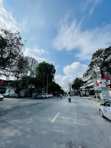 Gần phố-dân xây