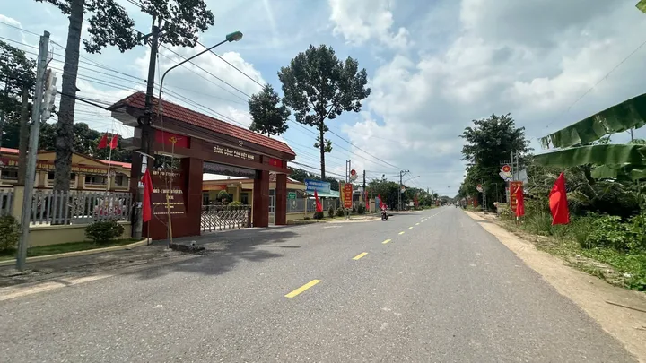 Bán lô đất nằm trong khu dân cư , biệt thự mới xã Phú Giáo . Giá 325 triệu.Có sẵn 100m2 thổ cư , diện tích 252m2