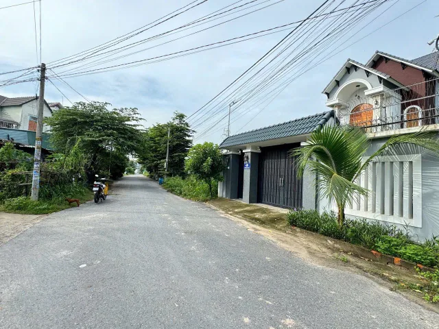 Em có 1 lô hàng nội bộ 200m2 giá chưa tới 400tr mặt tiền đường nhựa thông, sổ hồng sẵn tại AN LINH