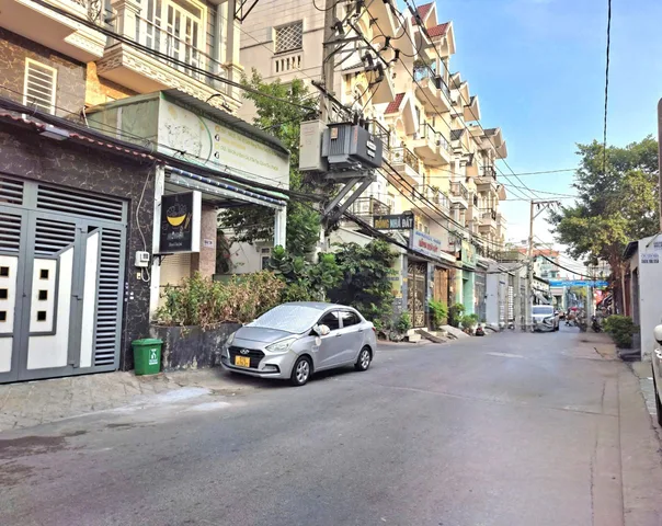 nhà (60m2) 4 tầng, hơn 6 tỷ hẻm ô tô gần Aeon Bình Tân