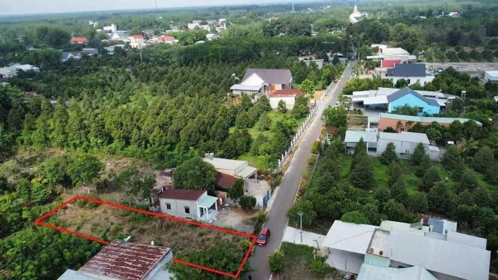 Bán lô đất diện tích 250m2, tại Thị xã Tân Uyên , Có sẵn 100m2 thổ cu , dân cư hiện hữu . Giá 790 triệu