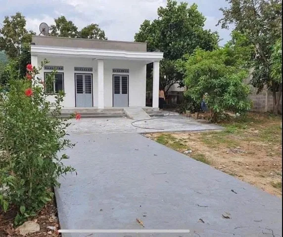 -Cần bán gấp căn nhà vườn diện tích 1000m2 nằm ngay mặt tiền đường nhựa.
- Hiện tại có sẵn nhà cấp 4 nhỏ và cây ăn trái.
- Sổ hồng sẵn có sẵn 100m2 thổ cư.