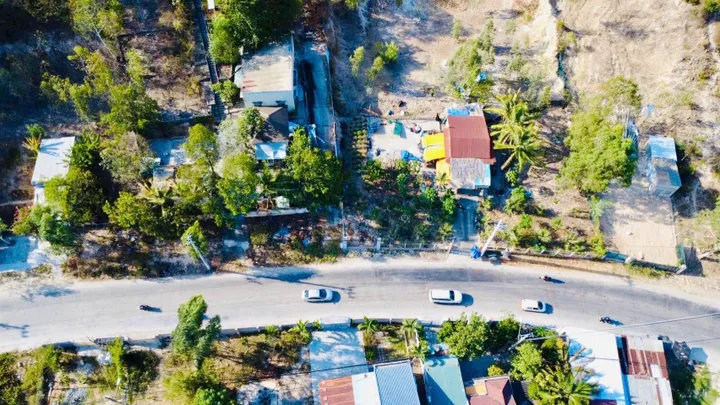 BÁN ĐẤT MT Đường PHONG CHÂU – GẦN SUN GROUP, Sát BIỆT THỰ GIÁNG HƯƠNG
ĐỐI DIỆN KĐT HÒN 1 – CÁCH BIỂN VÀI PHÚT 
   Thông số lô đất:
* Diện tích 1.297m² (ngang 11m), trong đó có 100m² thổ cư.
*Hướng : Đông Nam mát quanh năm