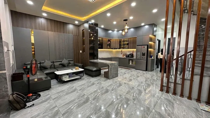 NHÀ MẶT TIỀN KINH DOANH , 3 TẦNG XÂY MỚI DƯƠNG VĂN NGA , PHƯỜNG BẮC BẮC NHA TRANG GẦN BIỂN HÒN CHỒNG