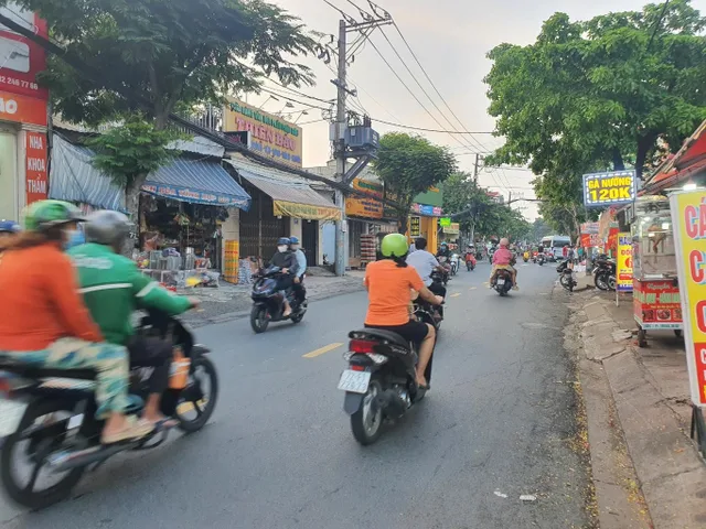 Mặt tiền đường nhánh, khu sầm uất, kinh doanh nhộn nhịp.