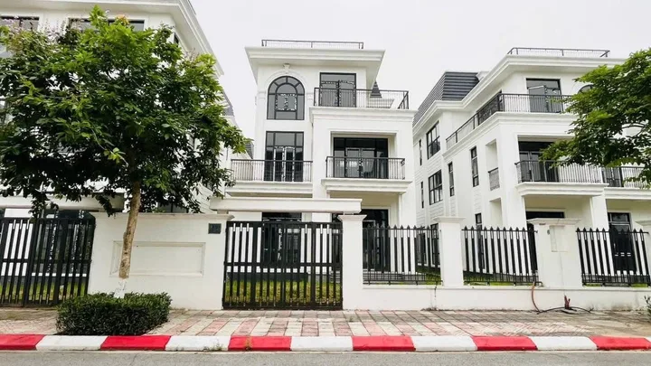 🔺Căn biệt thự song lập nhưng đứng 1 mình như căn đơn lập
✔️4 mặt thoáng
✔️gần công viên trung tâm và bãi đỗ xe
✔️cọc 1 tỷ ra sổ mới phải công chứng thanh toán. 
💯Giá bán 18,x tỷ. Diện tích 250m2.
