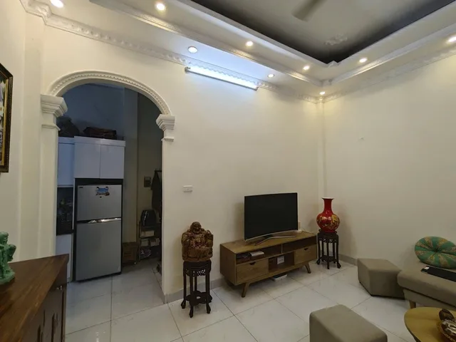 Bán Nhà Đường Láng. Đống Đa. DT 42m2. MT 6m. 4 Tầng. Giá 9.7 Tỷ.