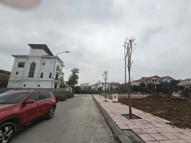 Bán đất biệt thự đại hoàng long nhìn vườn hoa dt 315m2 + mt 15m + hướng tây nam giá 31.5 tỷ