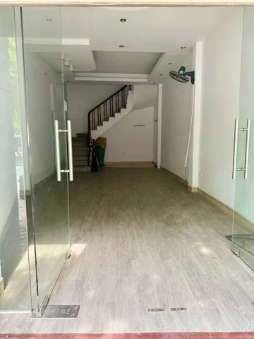 Cho thuê nhà mặt phố Lạc Long Quân – Tây Hồ, Hà Nội
• Diện tích : 50m² x 5 tầng-20tr/1tháng