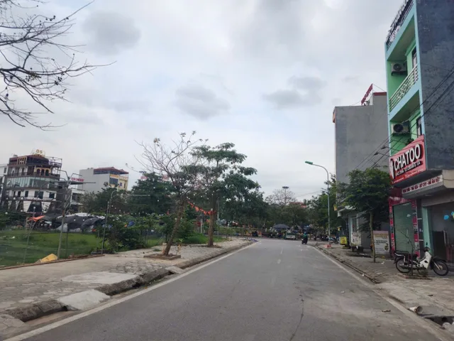 Bán đất nhìn sân bóng lãm làng dt 76.7m2 + mt 5m + hướng ĐB giá 6.5 tỷ