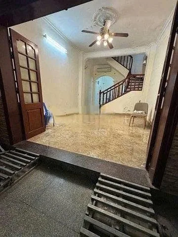Cho thuê nhà ngõ 175 Lạc Long Quân,ô tô đỗ cửa
Diện tích: 38m² x 4 tầng và 1 tum, điện nước theo hoá đơn...15tr/1tháng