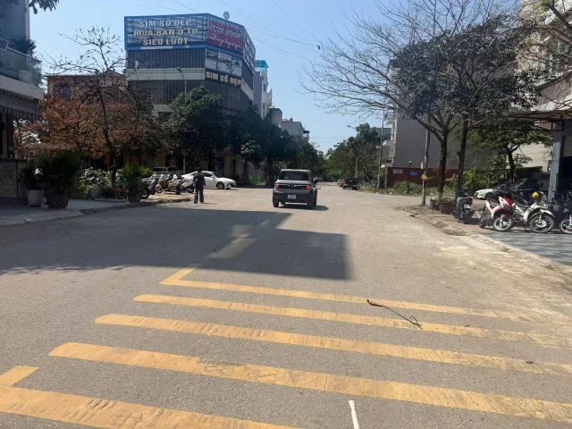 Bán nhà 6 tầng xây thô thuộc 2 lô đất liền nhau mặt nguyễn quyền khả lễ 1. Diện tích 202.6m mặt tiền 9m hướng tây bắc. Kinh doanh tốt. Phường võ cường tỉnh bắc ninh