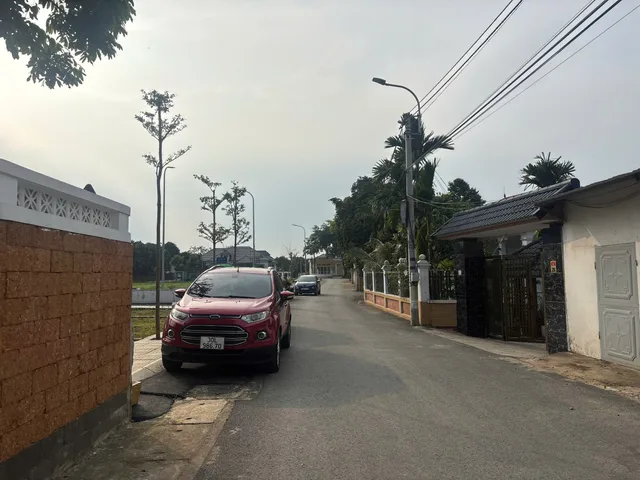 Gia ĐÌNH tiền bán  nhanh lô đất 100m full thổ cư  nằm cạnh khu công nghệ cao Hòa Lạc 
 -Diện tích 100m full thổ , mặt tiền rộng 8m 
- Khuôn thửa đất vuông vắn vị trí đắc địa tiềm năng
- Dân cư đông đúc hiện hữu 
-GIÁ chưa đến  3xtr/m tiềm năng tăng gi