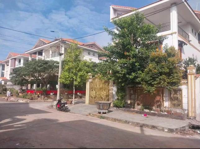 Cần bán biệt thự đường Hùng Vương Tp Bà Rịa
DT: 10x20 4 tầng 6pn giá 6.8 tỷ 
0936878085