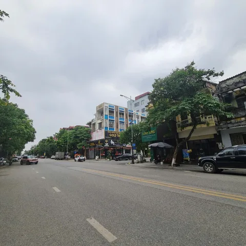 Gia Chủ chuyển hướng kinh doanh , nên bán căn nhà 4 tầng mặt trục Chính Nguyễn Trãi