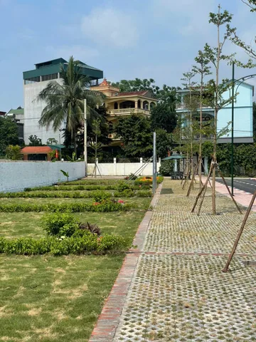 chủ ngộp ngân hàng bán  nhanh lô đất 100m full thổ cư  nằm cạnh DH FPT 
 -Diện tích 100m full thổ , mặt tiền rộng 8m 
- Khuôn thửa đất vuông vắm , vị trí đắc địa 
- Dân cư  hiện hữu , nhiều nhà trọ chung cư mini , sinh viên ra vào tấp nập 
-GIÁ chưa đ