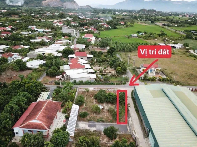 Mặt tiền đường nhựa Thành Hồ, Xã Diên Phước. Lô góc diện tích 117,5m2. Sau quy hoạch còn 90,5m2, ngang hơn 5m đẹp.