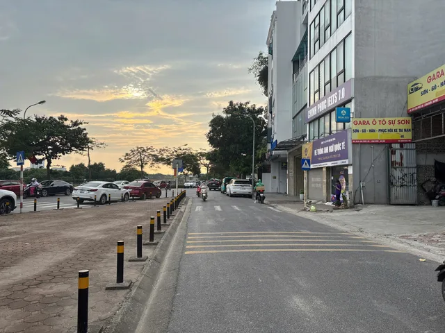 Tòa nhà mặt phố - 6 làn xe - 190m - vỉa hè kinh doanh - dòng tiền