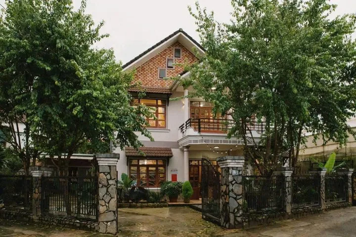Cho thuê biệt thự cổ 5 phòng ngủ sân vườn rộng hẻm ô tô Tự Phước Trại Mát phường 11 Đà Lạt giá 17 triệu