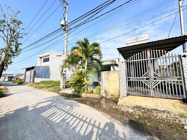 Bán nhà 100m² full thổ cư ngang 4,4m giá 2.2 tỷ tại Xã Đức Hòa
