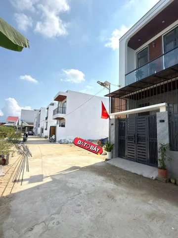 Nằm sát KĐT Phú Ân Nam 2, ra đường 23/10 và QL 1A chưa đầy 300m, tiện ích đầy đủ kg thiếu thứ gì...như chợ, siêu thị, nhà hàng, quán cf, bệnh viện,bến xe...
