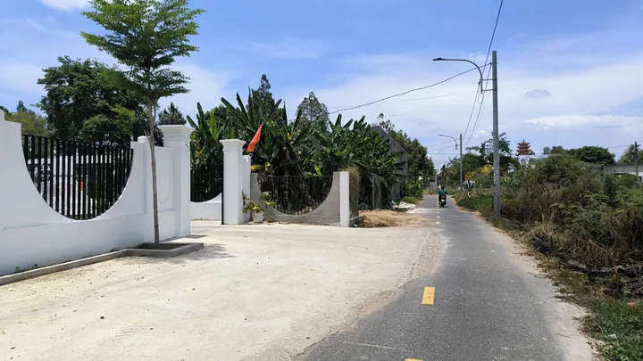Cần bán lô đất 211m2 có thổ cư trung tâm xã Châu Pha