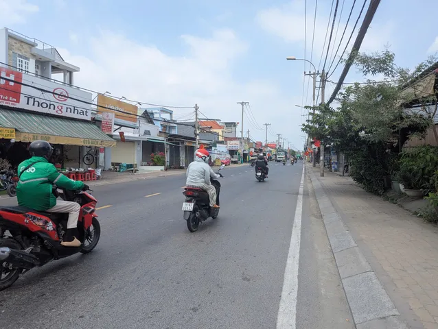 Nhà mặt tiền đường Quốc Lộ 50 thuận tiện kinh doanh