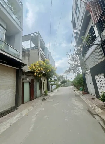 BÁN NHÀ SÁT BÊN CHỢ ĐẦU MỐI THỦ ĐỨC KHU PHÂN LÔ ĐỒNG BỘ DÂN TRÍ CAO ĐƯỜNG 5m XE TẢI QUAY ĐẦU, 60m2 3PN-4WC, ĐẦY ĐỦ TIỆN ÍCH, GIÁ TỐT KHU VỰC