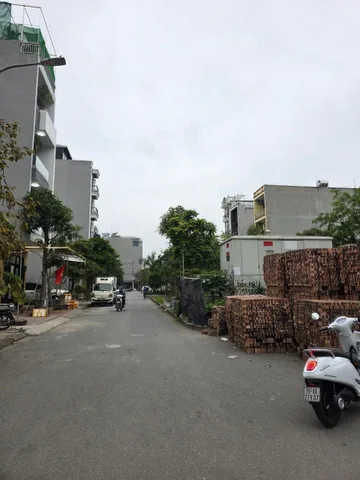 Bán đất giãn dân bò sơn 4 dãy LK5 nhìn vườn hoa con trạch nguyễn khuyến. Diện tích 81m mặt tiền 4.5m hướng đông bắc. Phường võ cường tỉnh bắc ninh