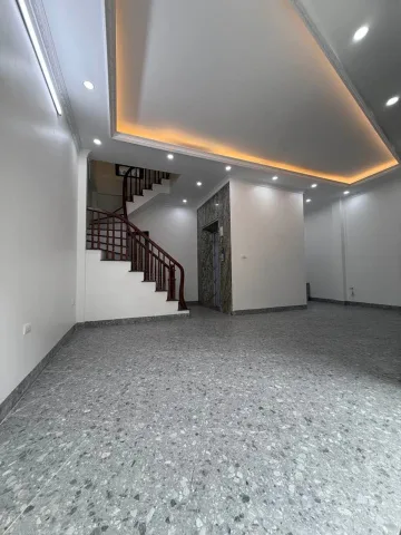 Bán nhà Hoàng Mai – Giá 17.5 tỷ – DT 42m² x 5 tầng – MT 7.3m – thang máy, ô tô vào nhà, kinh doanh