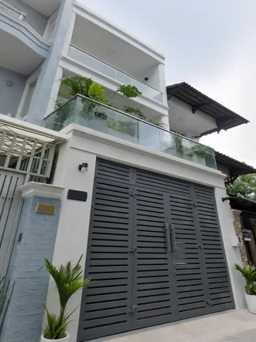 📣  Nhà đường LÊ THỊ BẠCH CÁT Q11, hẻm xe hơi quay đầu thoải mái, sát mặt tiền, gần chợ.