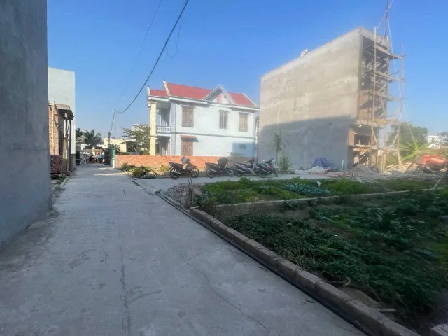 Bán 50 m Hoa Động cách 203 chỉ 30 m . Ngõ ô tô vào tận nhà , gần chợ. L/h;076.231.9990 em Thúy