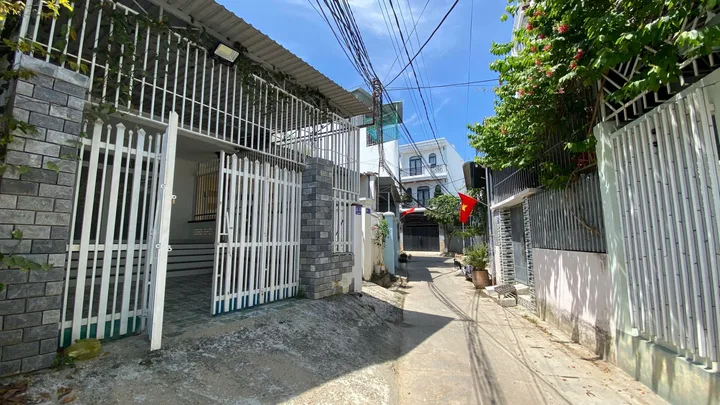 🏡 NHÀ VĨNH NGỌC – HẺM Ô TÔ – P. TÂY NHA TRANG 🚗

📐 Diện tích: 120,5m² (ngang 5,3m)
🚗 Ô tô vô tới tận nhà.

📍 Vị trí: Trung tâm Vĩnh Ngọc, gần chợ – gần trường học, khu dân cư đông đúc, tiện ích đầy đủ, sinh hoạt cực kỳ thuận tiện 🛒🏫

🧾 Pháp lý chuẩ