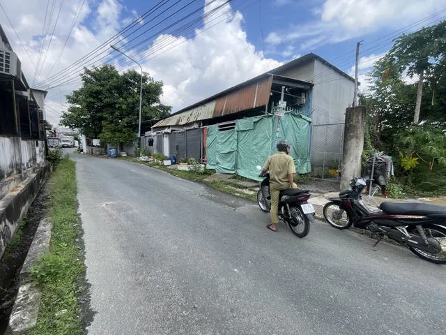Bên cạnh đang làm chung cư