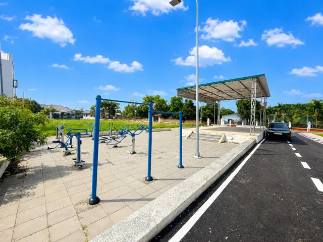 cần bán 100m2 full thổ lô góc mặt tiền đường ngay cổng trường DHQG