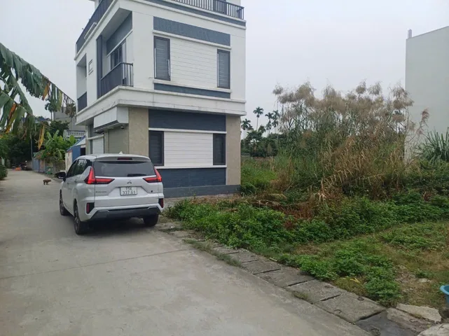 Đất Lâm Động .83 m. L/h:076,231.9990 em Thúy 
Cách trục liên thôn 20 m 
Diện tích 83 m ngõ Ôtô 7 chỗ quay đầu 
Thực tế gần như lô góc 
Giá 1,5 tỷ xx