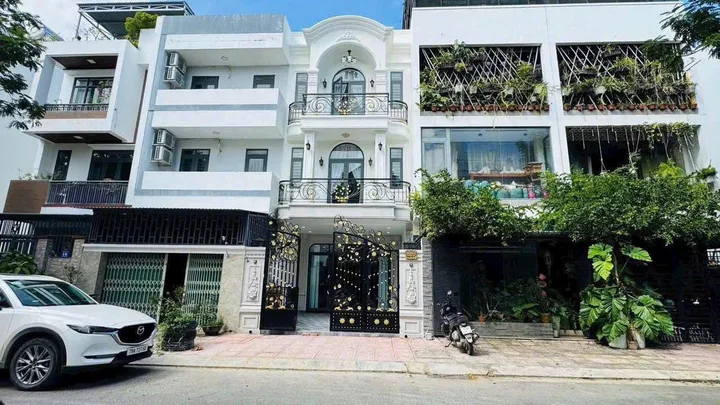 BÁN NHÀ ĐẸP FULL NỘI THẤT, CÓ THANG MÁY ĐƯỜNG 2B KĐT HÀ QUANG 2.
Diện tích đất : 100 m2 chiều Ngang 5 mét,  dài 20 mét.
Nhà hướng Đông, Pháp lý : HĐMB+ Hoàn công xây dựng.