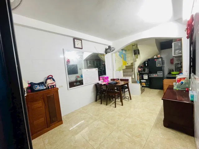 🚨CHÍNH CHỦ 🚨bán GấpTân Mai -Nguyễn Chính Trương Định- DT 20mX 6 tầng xây rất chắc chắn ĐẸP 
 • Diện tích 20m X6 tầng cụ thể:  
Tầng 1: Khách -bếp
Tầng 2-3-4: Ngủ-vệ sinh
Tầng 5: phòng thờ (hoặc thêm 1 ngủ +vs)
Tầng 6: sân phơi
 • Nhà dân xây chắc ch