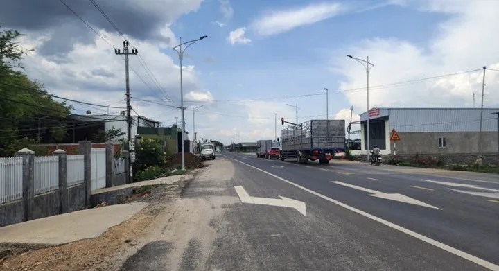 Mặt tiền tỉnh lộ 2, gần Tránh Đông 9x28m thỏi cư 120m2, bán 2tỷ9 thương lượng