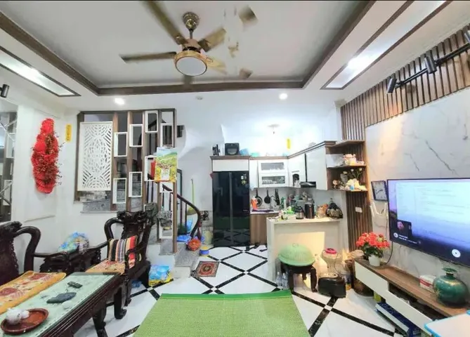 BÁN NHÀ PHỐ THẠCH BÀN VÀI BƯỚC RA MẶT PHỐ CHỈ 8 ĐỒNG