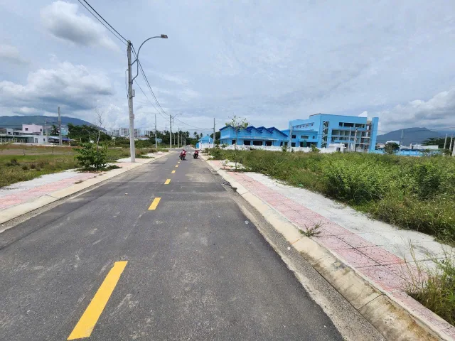 BÁN ĐẤT TĐC NGỌC HIỆP – TÂY NHA TRANG

• Diện tích: 99m² – ngang 4,5m
• Đường rộng 16m, ô tô tránh thoải mái