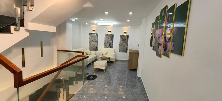 NHÀ ĐẸP MỚI XÂY – XE HƠI ĐẬU CỬA – CHỈ NHỈNH 6TỎI.