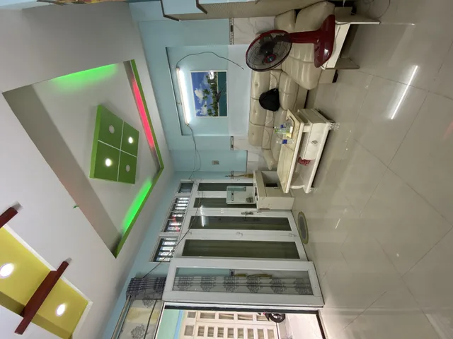 Nhà 2 tầng; cách HXH 50m; ngang 5m; di chuyển Q4 chỉ 5 phút; 3PN 2WC