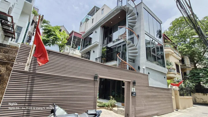 BÁN NHÀ LÔ GÓC 3 MẶT THOÁNG TRẦN CUNG – 96M² – THANG MÁY – Ô TÔ 16 CHỖ – SÂN VƯỜN, BỂ CÁ KOI – 41 TỶ – CẦU GIẤY