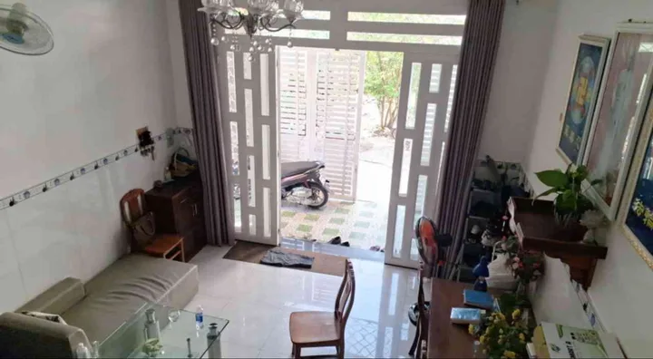 Nhà 3 tầng ngay chi cục thuế Q7; cạnh Phú Mỹ Hưng; ngang 5,8m 4PN không quy hoạch