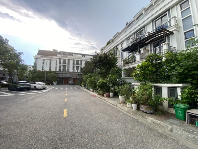 BÁN NHÀ LIỀN KỀ THẠCH BÀN 130M2 - 4 TẦNG THÔ - VIEW VƯỜN HOA - 2X TỶ