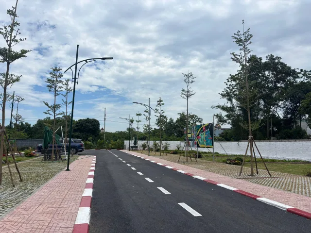 Bán lô đất đẹp 100m full thổ cư rại KĐT vệ tinh Hòa Lạc 
 MT rộng 8m 
Nằm sát với quốc lộ 21 và tuyến ga metro 12 
Rất phù hợp xây đầu tư hoặc để ở 
Cách đh fpt , khu cnc Hòa Lạc chỉ 5p lái xe 
Gía yêu thương 
lh em : 0945625856