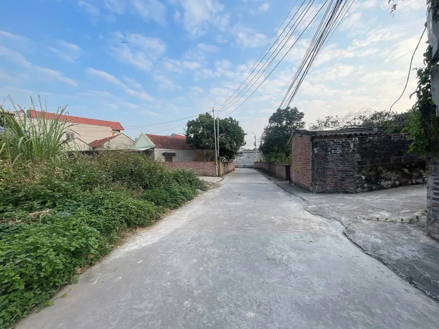 bán cắt lỗ 1 lô Hoà Bình 60 m đường ô tô  thông ko lỗi lầm .l/h:076.231.9990 em Thúy