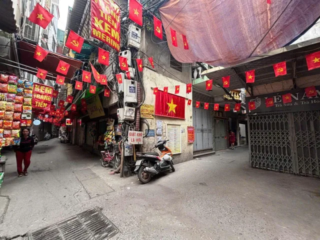 3.9  TỶ - HÀNG NHỎ HIẾM CÓ KHÓ TÌM-SỔ ĐỎ HOA HẬU , MẶT TIỀN 4M- CHỈ 2NGOẶT RA MẶT PHỐ TÔN ĐỨC THẮNG- NGÕ NÔNG, RỘNG - TRƯỚC NHÀ XE MÁY QUAY ĐẦU THOẢI MÁI…..